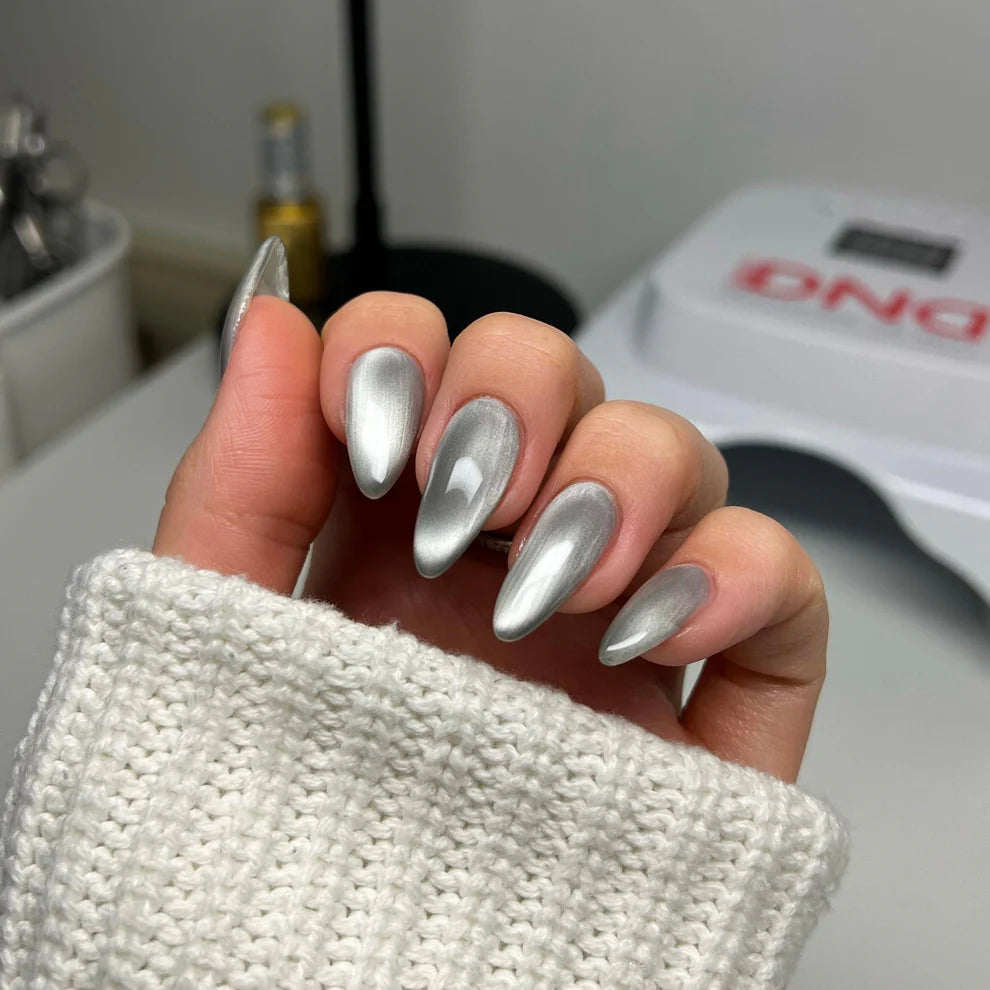 DND Diva 9D Cat Eye Gel Polish in Mirror-acle shade with glassball effect, showcasing a shiny, reflective cat eye gel manicure.