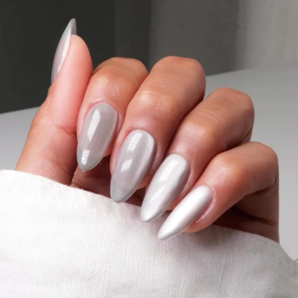 DND Diva 9D Cat Eye Gel Polish in Mirror-acle shade with glassball shimmer, showcasing vibrant, reflective cat eye effect.