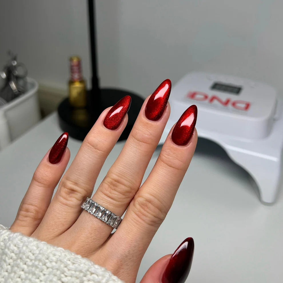 DND Diva 9D Cat Eye Gel Polish in Feisty Paws, featuring a glassball finish and vibrant cat eye effect.