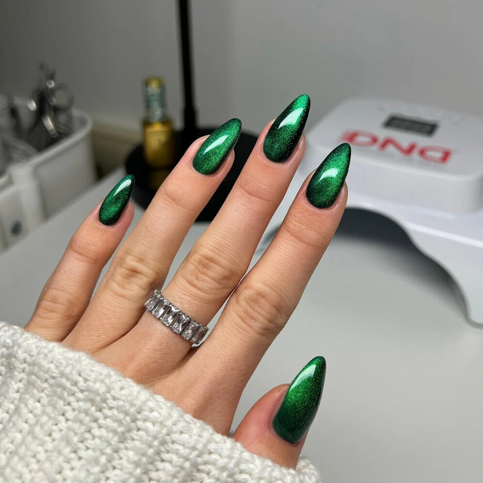 DND Diva Gel Polish 9D Cat Eye Jungle Cat with glassball finish in shade #05, showcasing vibrant green and blue cat eye effect.
