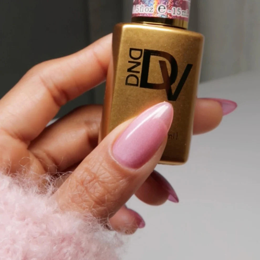 DND Diva 9D Cat Eye Gel Polish in shade Kitty Blossom with glassball effect, showcasing deep purple color and shimmering finish.