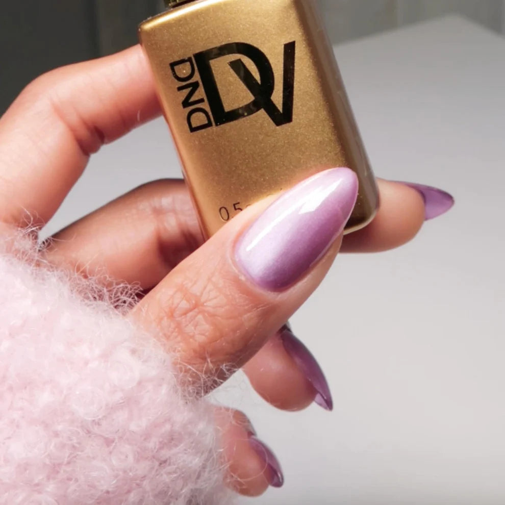DND Diva 9D Cat Eye Gel Polish in Knead Affection with glassball effect, showcasing luminous purple and blue hues.