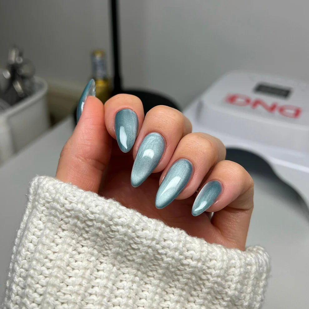 DND Diva 9D Cat Eye Gel Polish Glass Slipper shade with glass ball effect, showcasing vibrant color and glossy finish.