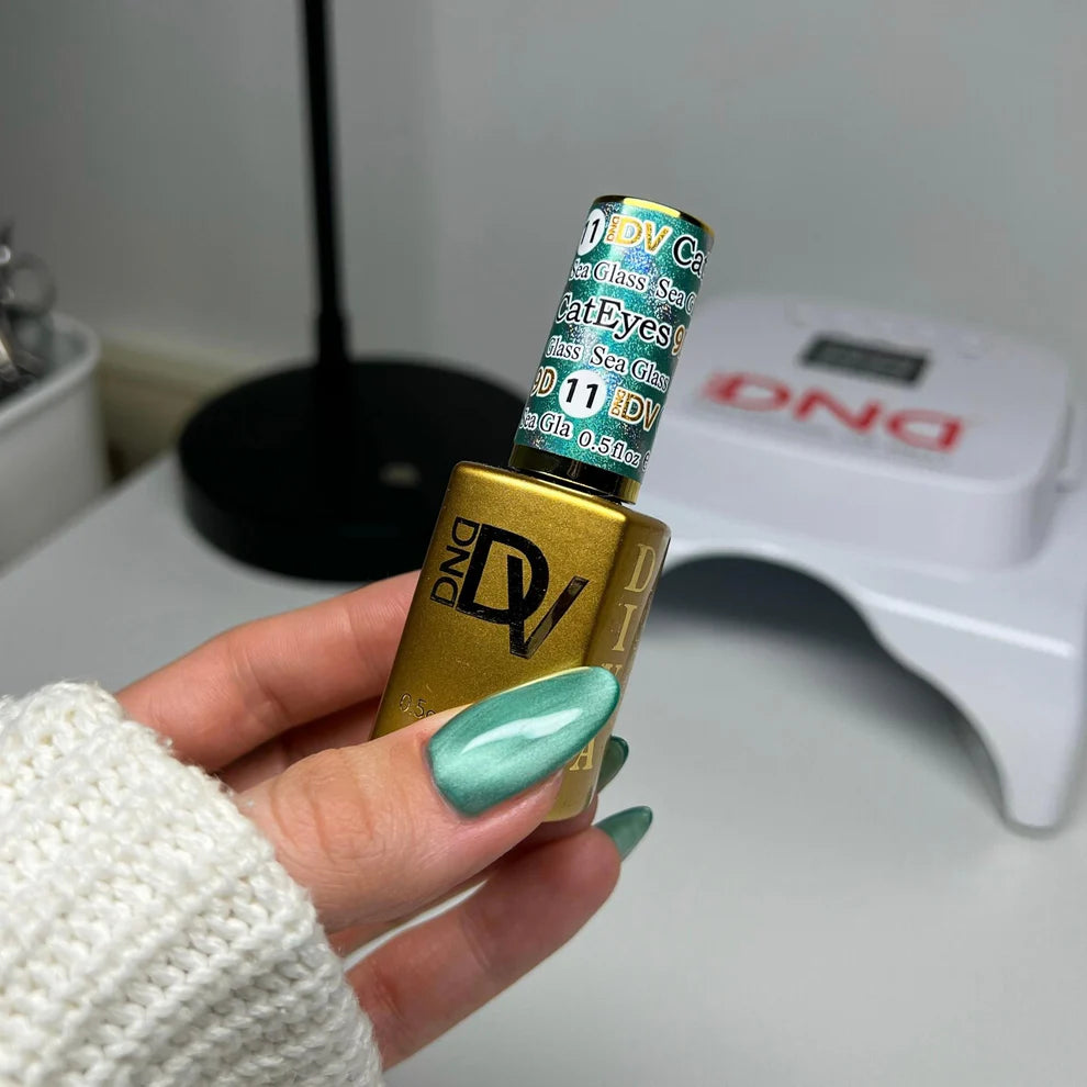 DND Diva 9D Cat Eye Gel Polish in Sea Glass shade with glassball effect, vibrant blue-green color, and shimmering finish.