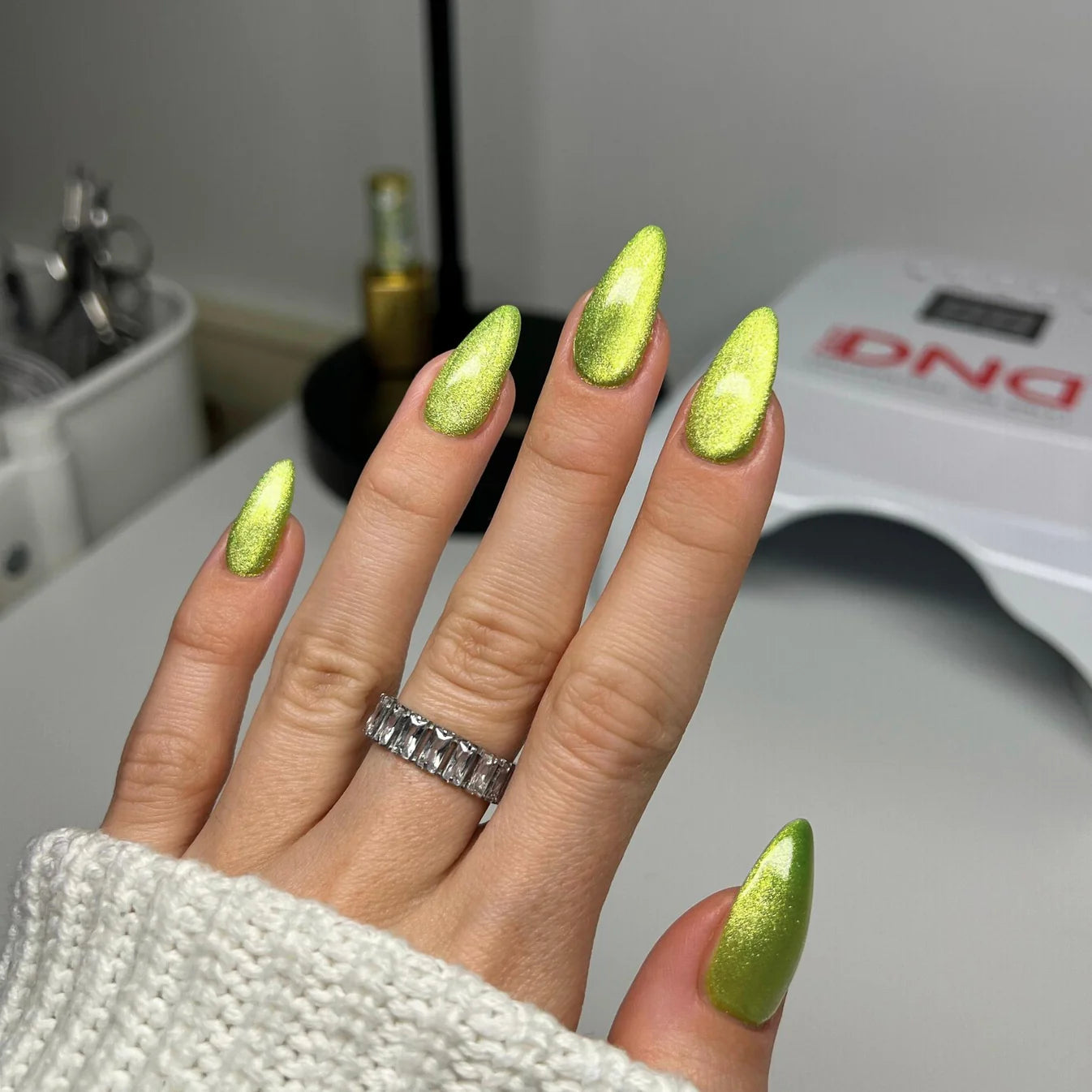 DND Diva 9D Cat Eye Gel Polish in Lemon Whiskers, featuring a glassball finish and vibrant yellow color with a sleek bottle design.