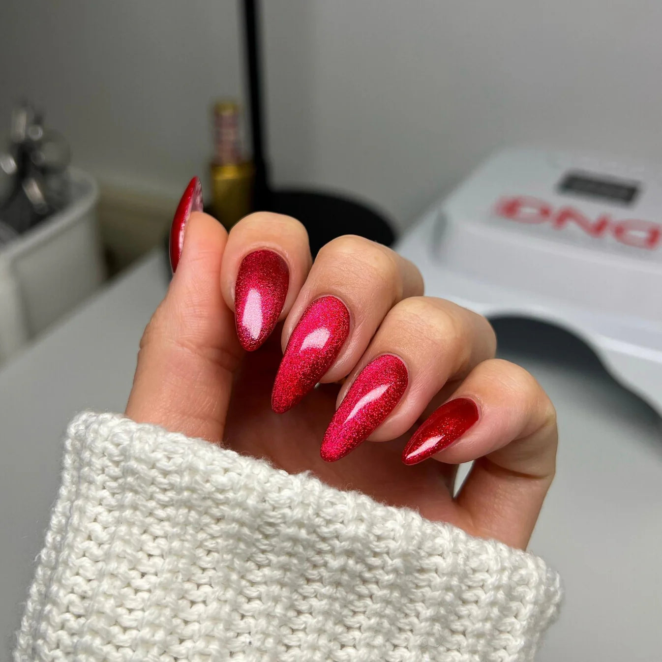DND Diva 9D Cat Eye Gel Polish in shade Ro-meowtic, featuring a glassball finish with vibrant cat eye effect and shimmering details.
