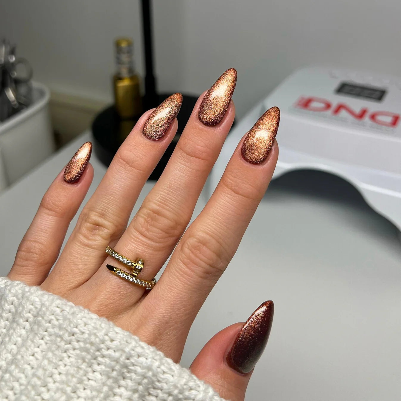 DND Diva 9D Cat Eye Gel Polish in Toffee Crisp shade with glassball effect, showcasing the shiny, multi-dimensional finish.
