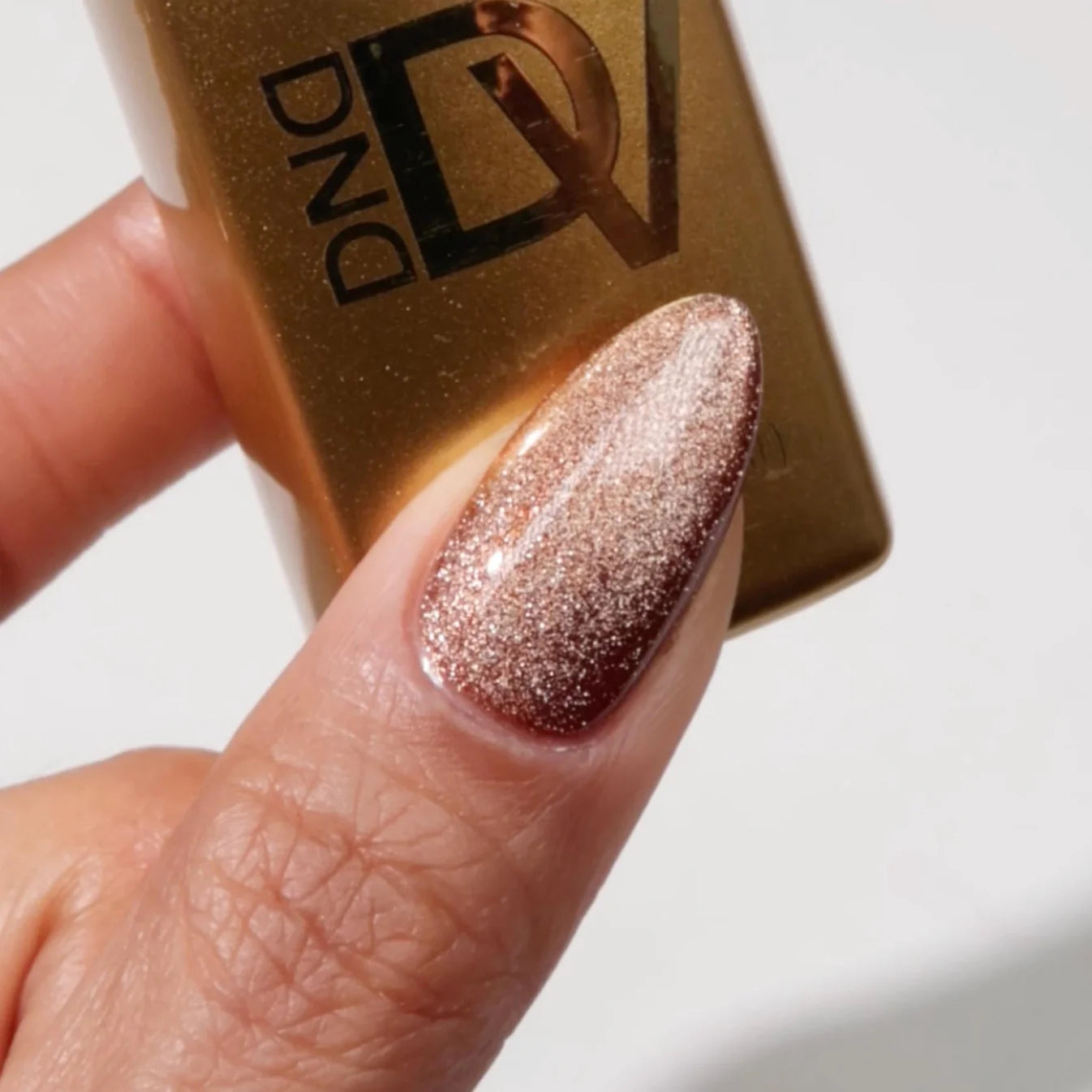 DND Diva 9D Cat Eye Gel Polish in Toffee Crisp, showcasing the shiny cat eye glassball finish and rich caramel color.