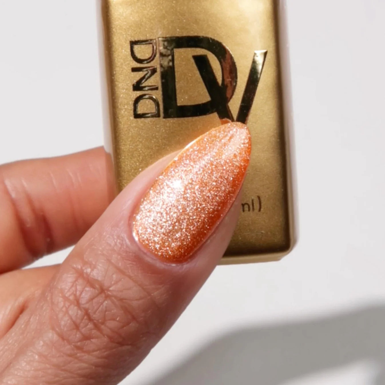 DND Diva 9D Cat Eye Gel Polish in Button Nose shade with glassball effects, showcasing vibrant color and glossy finish.