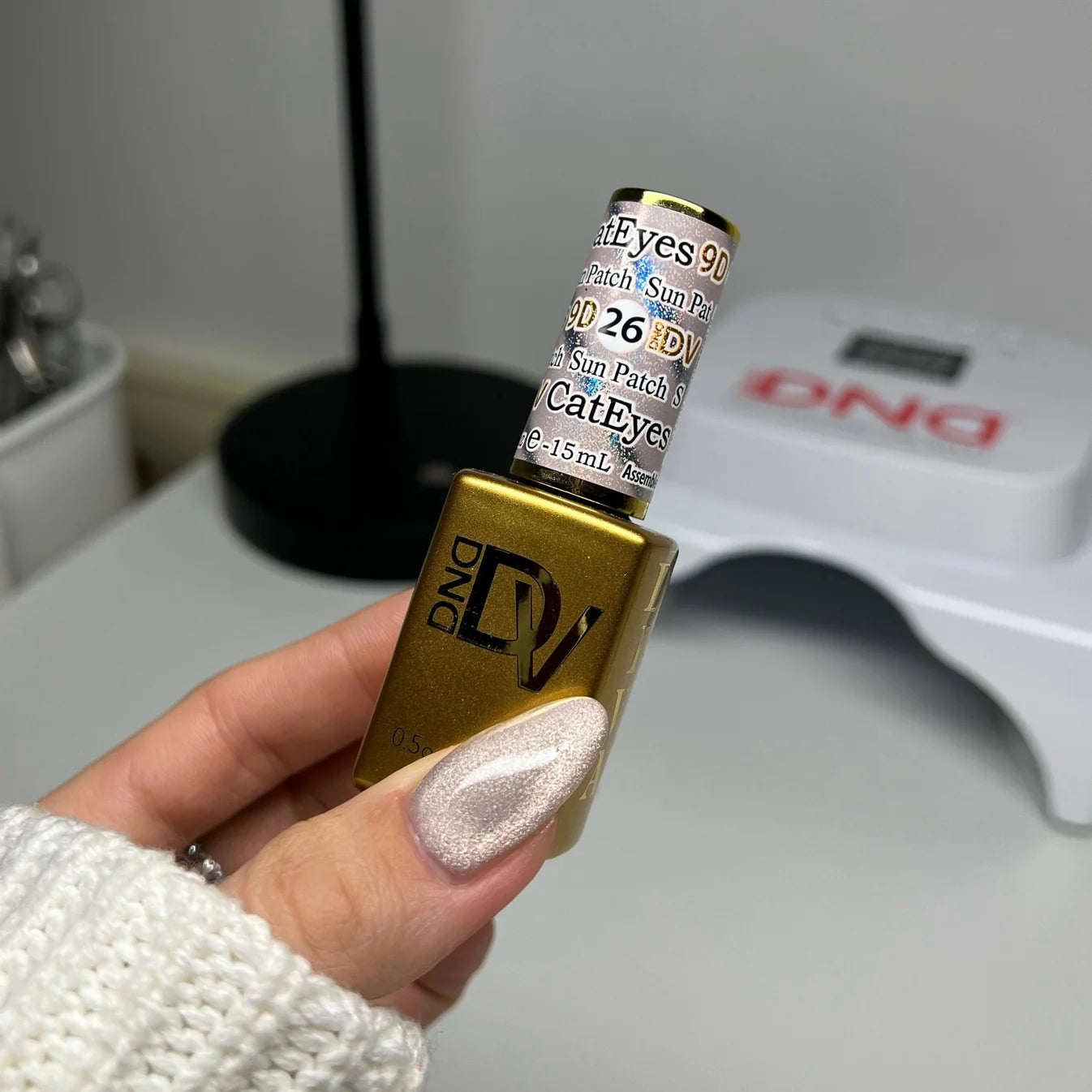 DND Diva 9D Cat Eye Gel Polish in Sun Patch, featuring a glassball finish with vibrant, shimmering color and cat eye effect.