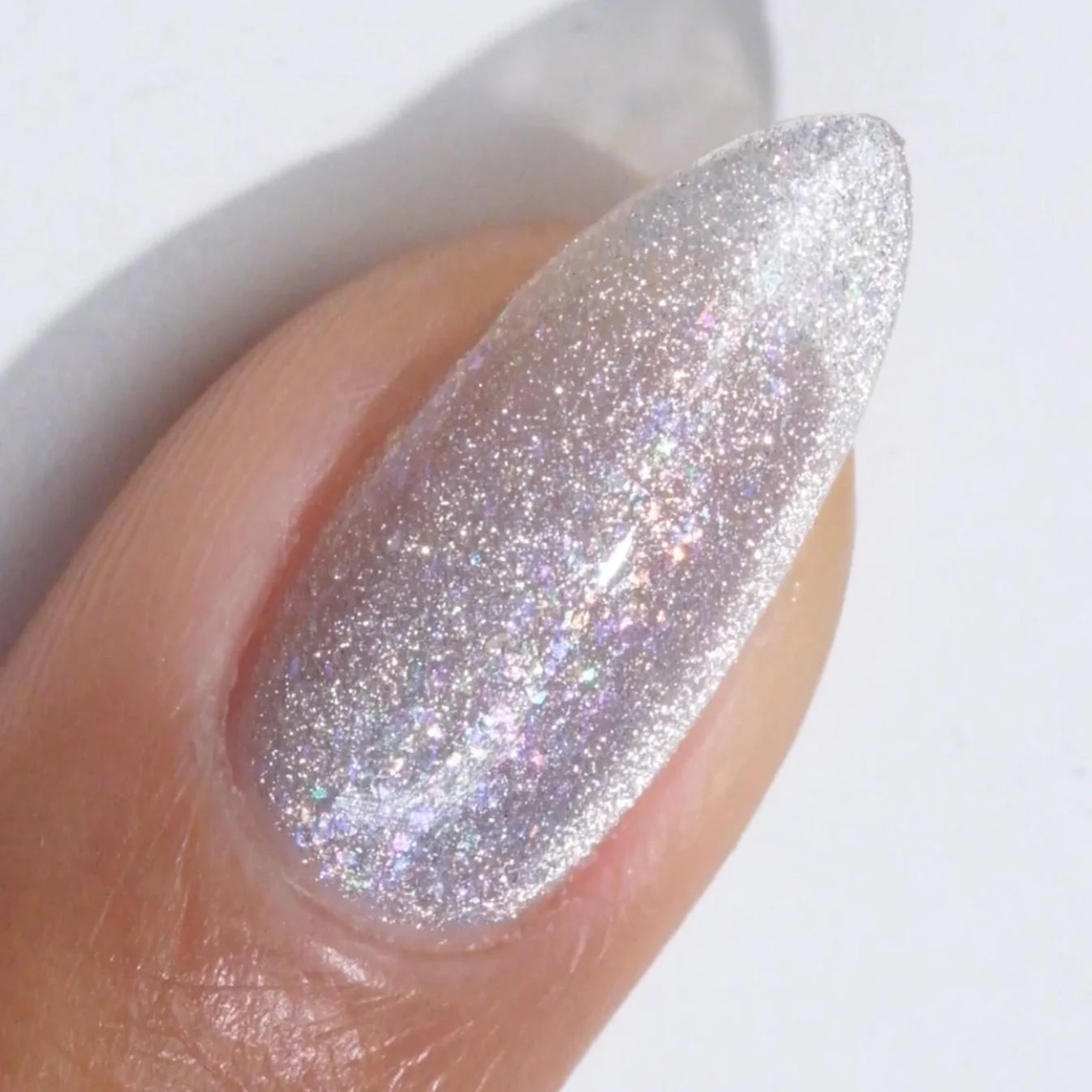 DND Diva Gel Polish 9D Cat Eye Glassball #31 with vibrant blue and purple hues, showcasing a glossy cat eye effect.