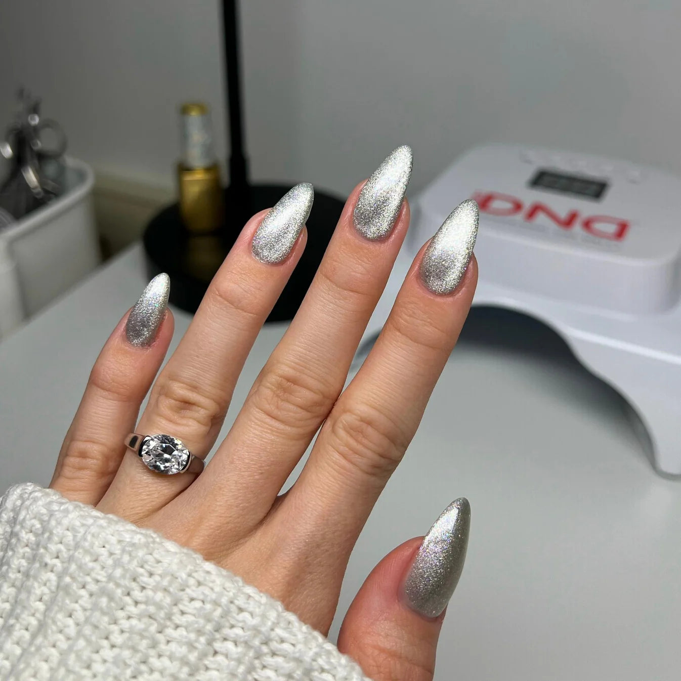 DND Diva 9D Cat Eye Gel Polish in shade #31 with glassball effect, showcasing vibrant color and reflective finish.