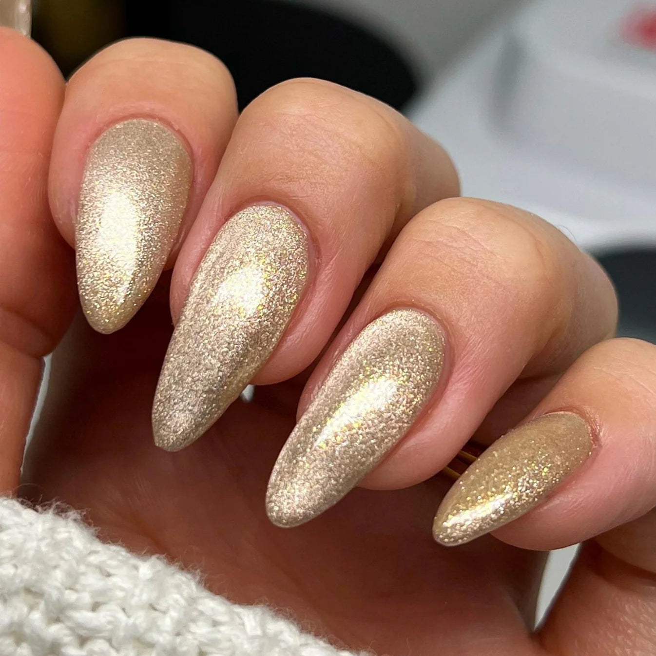 DND Diva 9D Cat Eye Gel Polish #34 Fur-st Place featuring a shiny, glassball finish with a stunning cat eye effect.