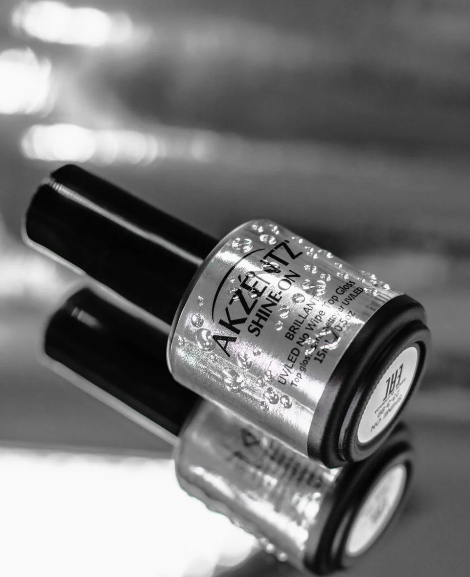 Luxio Gel Polish Brilliant Shine-On Top Coat 0.5oz, tack-free no wipe gel top coat with a glossy finish for nails