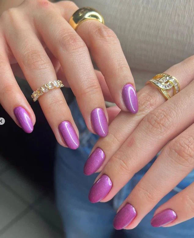 Luxio Soak-Off Gel Polish Chill with Shimmer, 15ml bottle, featuring a shimmering finish for professional gel manicures.