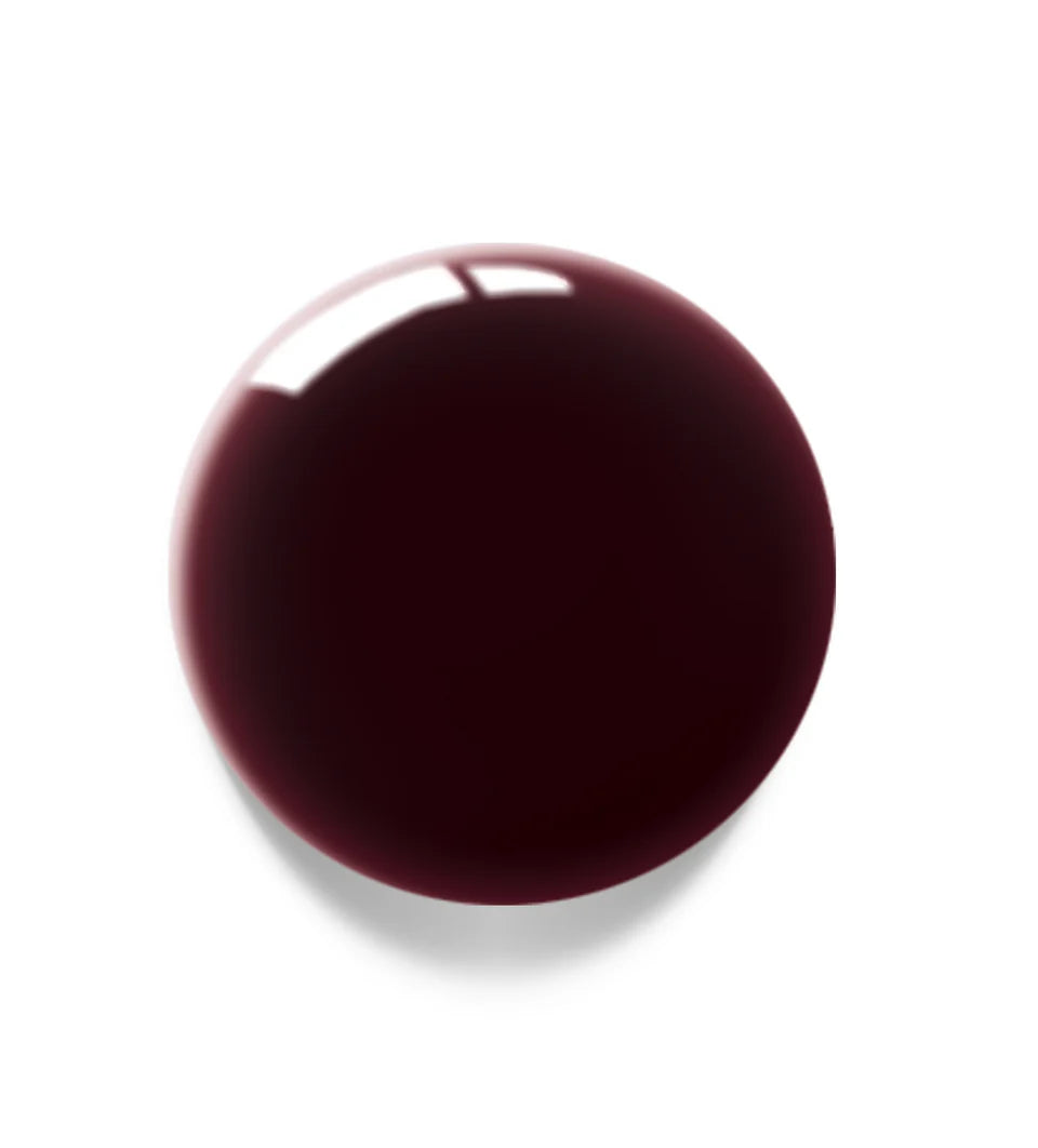 Luxio soak-off gel polish in Diva 15ml bottle, featuring a smooth, glossy finish on well-manicured nails.