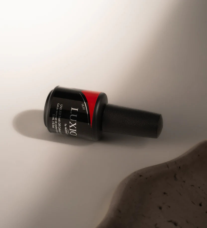 Closed bottle of Luxio Soak-Off Gel Polish Heat in 15ml, showcasing the Luxio brand and gel polish packaging.