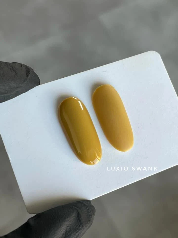 Luxio Soak-Off Gel Polish Swank 15ml bottle with black cap and clear label, showcasing the Luxio gel polish product.