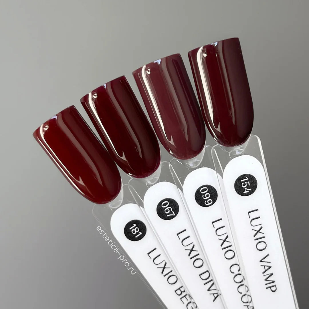 Luxio Soak-Off Gel Polish Vamp 15ml jar with black and purple labeling, showcasing the Luxio brand and gel polish container.
