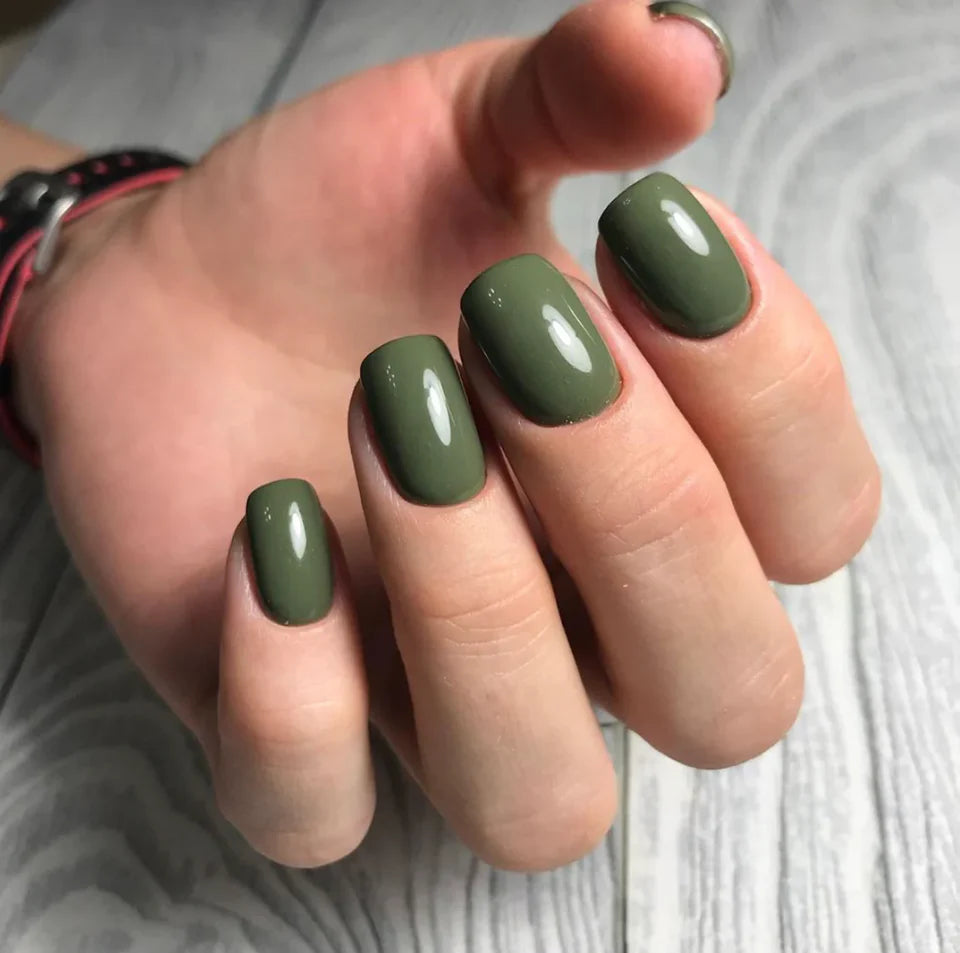 Luxio gel polish in Vert color, 15ml bottle, showcasing smooth, glossy gel polish with vibrant green hue.